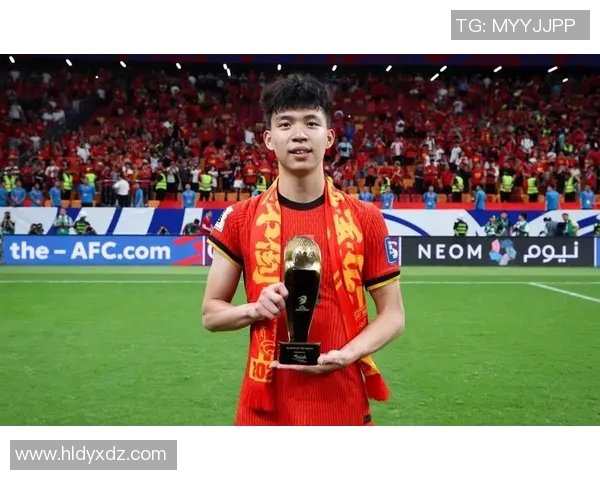 红色衣服的足球明星究竟是谁他在赛场上的表现如何